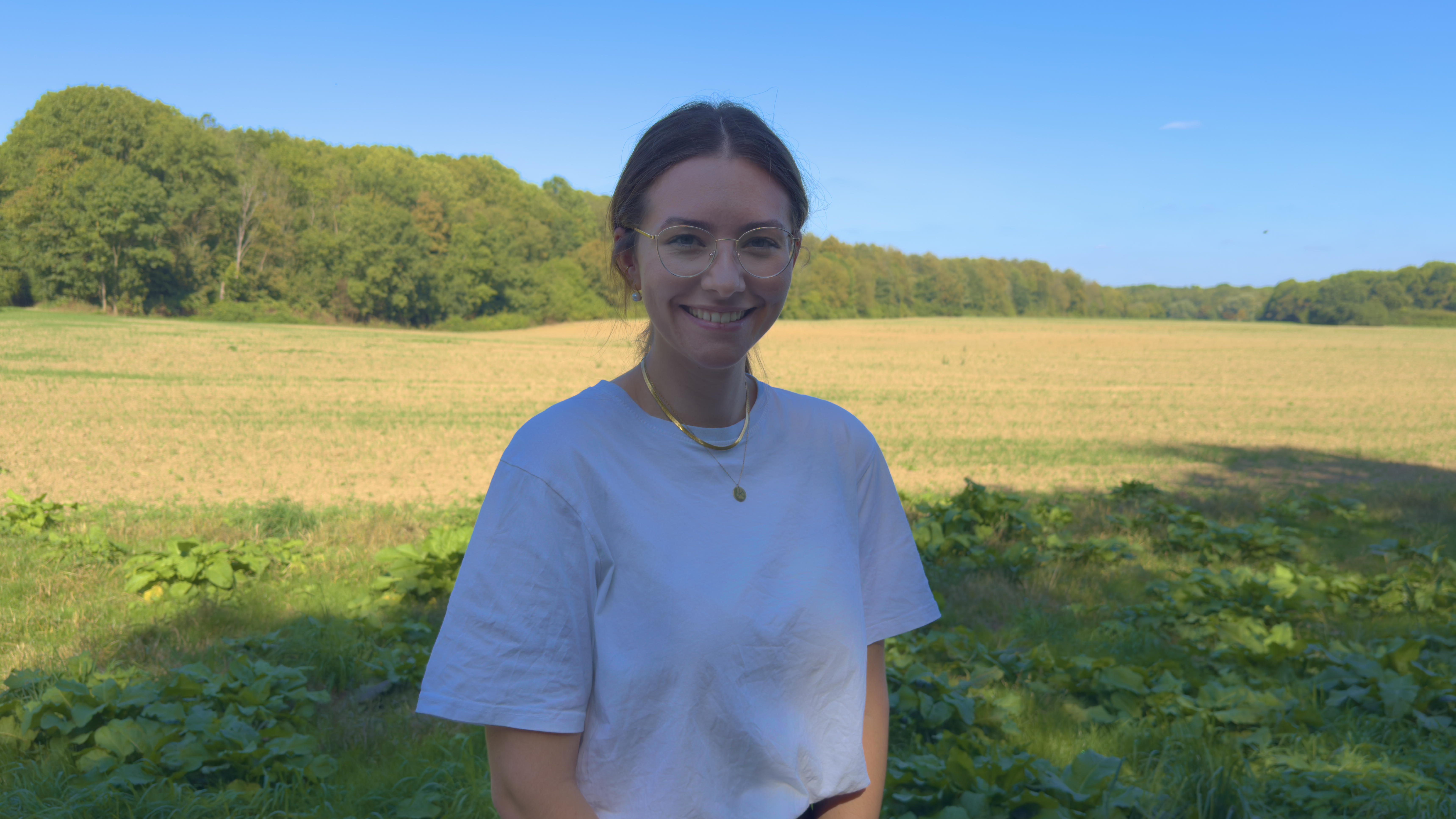 Tierphysiotherapeutin Maja Schmitz von PawsomePhysio vor einer Feldlandschaft in Köln