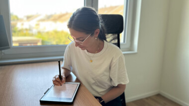 Tierphysiotherapeutin macht sich Notizen zur Erstbehandlung